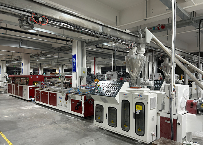 pvc线槽生产流水线.jpg pvc线槽生产流水线.jpg