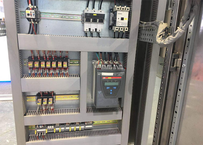 配电柜线槽.jpg 配电柜线槽.jpg